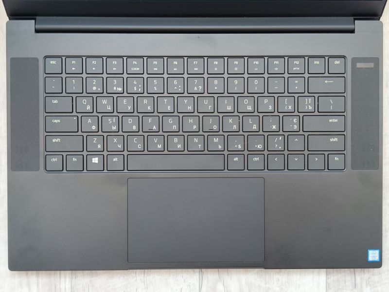Razer Blade 15 (Intel Core i7-8750H, 16GB, 256GB SSD, GTX 1070 8GB) laptop_razer_15_1070 фото